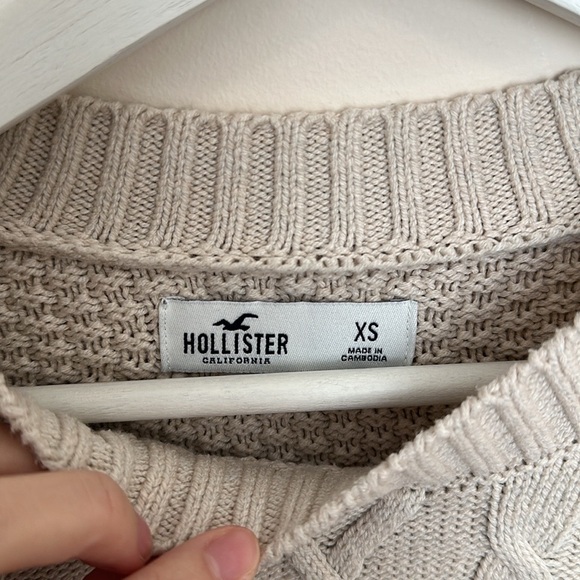 HOLLISTER | Cream Easy Cable-Knit Crew Sweater - Picture 8 of 9